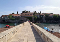 Zakupac Svetog Stefana tuži Crnu Goru: Traže odštetu od 100 MILIONA EVRA, sporni građani na plažama