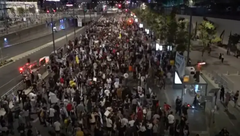 Raskol u izraelskoj vladi praćen je masovnim protestima