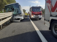 Autobus pun putnika probio zaštitnu ogradu, ima poginulih