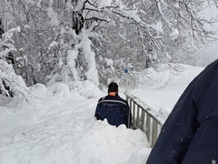 Monteri "Elektrokrajine" u borbi sa visokim snijegom, preduzeće izdalo apel (VIDEO)