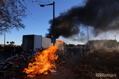 Protest poljoprivrednika u Francuskoj: Idu ka Parizu i presreću strane kamione, a robu pale ili dijele (FOTO,VIDEO)
