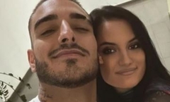 Prolaznici gledaju i čude se: Darko Lazić i Barbara jedu pljeskavice i bahate se na haubi