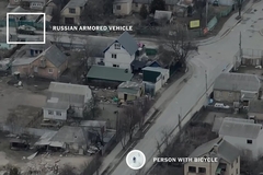 Pogledajte kako Rusi tenkom napadaju ukrajinskog biciklistu u Buči