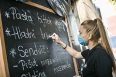 Maska u kafanama je OBAVEZNA, skida se samo dok se jede i pije