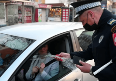 Osmomartovsko iznenađenje: Policajci u Bijeljini karanfilima obradovali dame