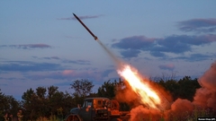 Rusi žestoko napali Kijev: Rakete zasule stambene zgrade, spašavaju stanare iz urušenih stanova