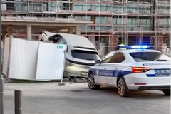 Incident u Beogradu na vodi: Automobil se zaletio i probio zaštitnu ogradu (VIDEO)