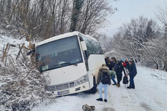 Autobus pun učenika završio u kanalu