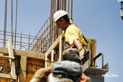 Inspektorima ruke vezane dok radnici gore na suncu