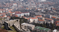 KNIN GRCA U SUZAMA Danas sahrana dječaka koji je umro u automobilu, otac imao rupe u pamćenju nakon preležane korone