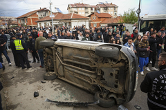 Haos u Kočanima: Građani prevrnuli automobil i demolirali kafić vlasnika diskoteke (VIDEO)