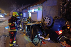 Teška nezgoda u Banjaluci: Vozilo završilo na krovu (FOTO)