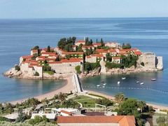 Obrušilo se brdo na Svetom Stefanu: Više tona palo na plažni bar