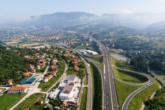 Sudar kamiona i auta na autoputu