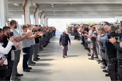 Snimak ispraćaja Asima iz Brčkog u penziju osvojio je mreže: Kolege mu priredile špalir, spremili i tortu