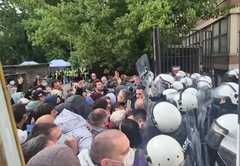 Novi incidenti ispred suda u Novom Sadu: Policija suzavcem po okupljenim građanima