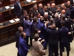 Tuča u italijanskom parlamentu, poslanika izveli u kolicima (VIDEO)