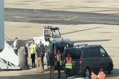 NE ZNA ZA ODUSTAJANJE Boris Johnson prekinuo odmor i vratio se u Britaniju da se bori za povratak na vlast