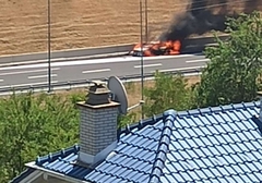 IZBJEGNUTA TRAGEDIJA Auto se zapalio na autoputu kod Banjaluke, majka i djeca se spasili u zadnji čas