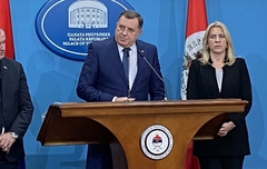 Dodik poručio Schmidtu: Nemoj da se igra sa donošenjem odluka na području RS!