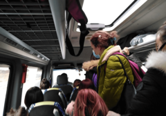 "KO TO TAMO PEVA" U VRIJEME PANDEMIJE U prepunom autobusu putnici sjedili i u PROSTORU za PRTLJAG