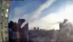 DRAMATIČAN VIDEO Snimljen trenutak udara projektila u stambenu zgradu u Kijevu (VIDEO)