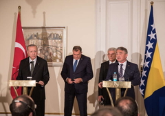 Komšić, u želji da ISMIJE DODIKA, obrukao sebe i BiH: Predsjedavajući Predsjedništva ne prestaje da niže gafove