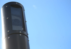 Autom izvalio stacionarni radar, pa se prevrnuo na krov