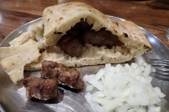 Skuplje pite i ćevapi na Baščaršiji u Sarajevu: Vlasnici nerado mijenjali cjenovnike