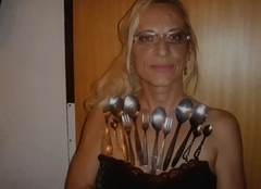ŽENA-MAGNET: Na Biljaninom tijelu stoje kašike, viljuške, ključevi, čak i plastika