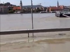 Dunav se izlio u Budimpešti, voda stigla do zgrade parlamenta (VIDEO)