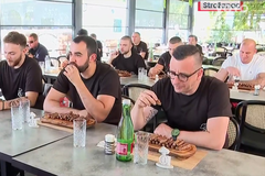U Hrvatskoj održano takmičenje u jedenju ćevapa: Prvak pojeo 90 (VIDEO)