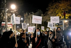 NAPETO U BEOGRADU: Kordon policije između desničara i aktivista koji protestuju protiv murala Ratku Mladiću 