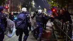 beograd-policajac-pruzio-ruku-ucesniku-izbornog-slavlja 