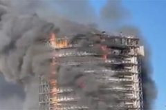 Vatra progutala zgradu od 15 spratova u Italiji