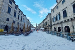 (VIDEO) Snažno nevrijeme sručilo se na Dubrovnik, led zabijelilo ulice grada