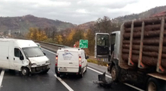 Udes na autoputu, nastala velika gužva