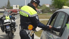 NAPRAVIO SVE MOGUĆE PREKRŠAJE: Prošao na crveno, vozio drogiran - beogradska policija odmah reagovala