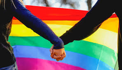 Prvi javni poljubac gay političara u Hrvatskoj /FOTO/