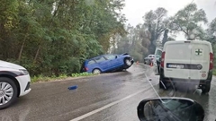 Troje povrijeđeno u sudaru u Tuzli, vozilo završilo u kanalu