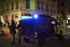 Ispred džamije otkrivena glava vepra