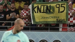 Skandirali "Borjane ustašo", a onda je podigao tri prsta /VIDEO/: Milanu Borjanu vikali i "Vukovar,Vukovar" , vrijeđali mu i suprugu