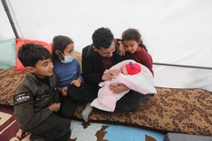 Dobila ime Afra: Beba rođena pod ruševinama u Siriji stigla u dom rođaka