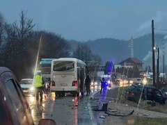 Sudarili se autobus i automobil, jedna osoba povrijeđena