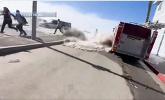 Dramatični snimci: Talas nosio ljude i vozila (VIDEO)