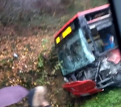 Prvi snimak nesreće u Umci: Prednji dio autobusa potpuno uništen, DESETORO POVRIJEĐENIH (VIDEO)