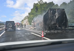 Vatra "progutala" kamion: Požar na auto-putu u Hrvatskoj, kolona duga 9 kilometara