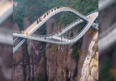 Stakleni most koji visi iznad PROVALIJE u Kini ledi krv u žilama