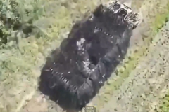 Ruski "car tenk" uništen kod Torecka: Pogodilo ga 60 dronova (VIDEO)