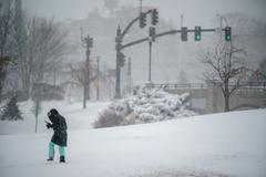 SNAŽNA SNJEŽNA OLUJA POGODILA AMERIKU Ljudi u panici pustošili rafove u radnjama